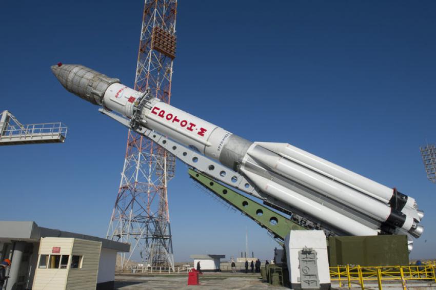 Raketen som ska ta ExoMars till rymden reses upp inför starten.