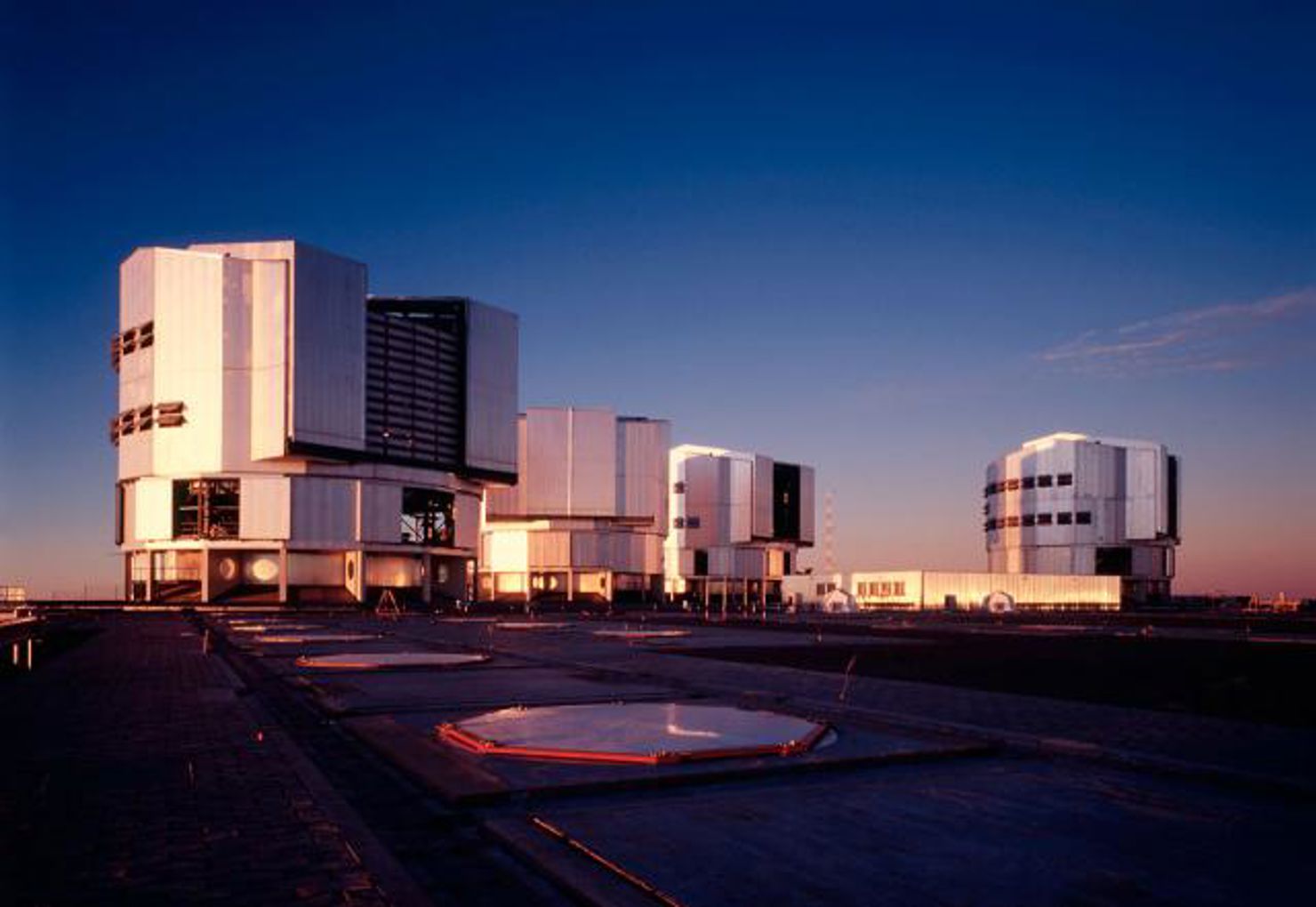 eso_vlt.jpg VLT, Very Large Telescope i Chile.