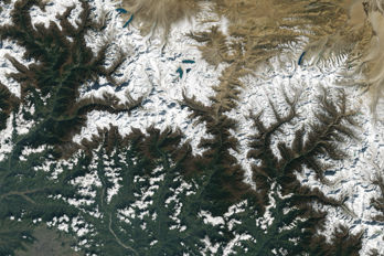 Bilden, tagen av satelliten Landsat 9, visar glaciärer och glaciärsjöar i området söder om bergskedjan Himalaya, mellan Nepal och Kina.