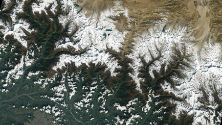 landsat 9 himalaya.jpeg Bilden, tagen av satelliten Landsat 9, visar glaciärer och glaciärsjöar i området söder om bergskedjan Himalaya, mellan Nepal och Kina.