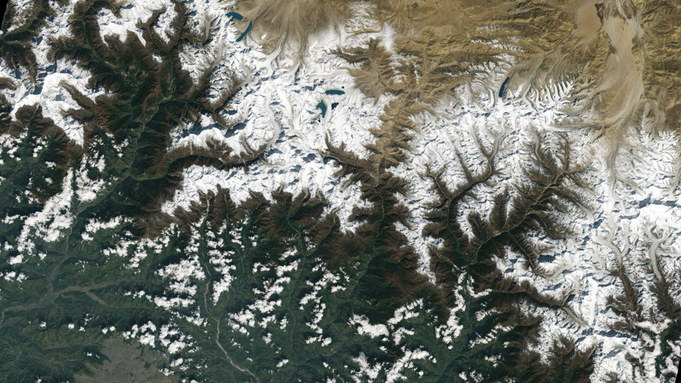 Bilden, tagen av satelliten Landsat 9, visar glaciärer och glaciärsjöar i området söder om bergskedjan Himalaya, mellan Nepal och Kina.