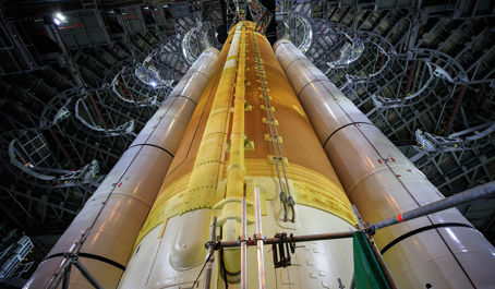 En närbild av NASA:s Space Launch System-raket inne i den så kallade Vehicle Assembly-byggnaden vid NASA:s Kennedy Space Center i Florida.