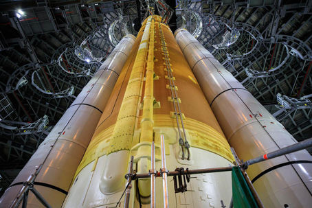 En närbild av NASA:s Space Launch System-raket inne i den så kallade Vehicle Assembly-byggnaden vid NASA:s Kennedy Space Center i Florida.