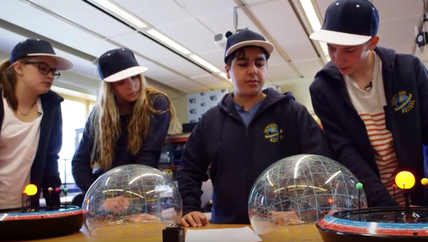 I webbserien Universums Mästare får vi lära vi oss mer om rymden.