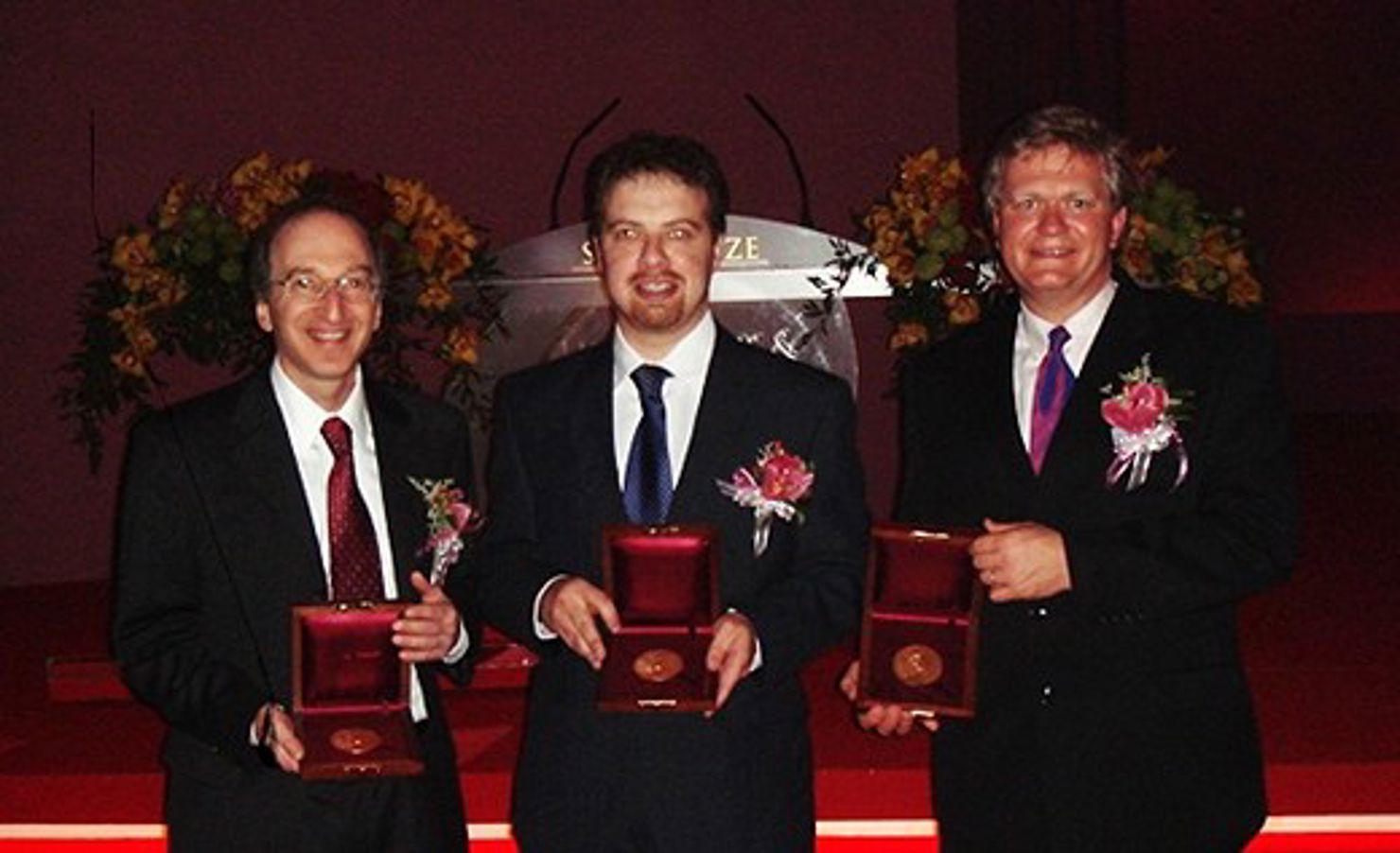 Paul Perlmutter, Brian Schmidt och Adam Riess får årets Nobelpris i fysik. Motiveringen lyder: "För upptäckten av universums accelererande expansion genom studier av avlägsna supernovor".