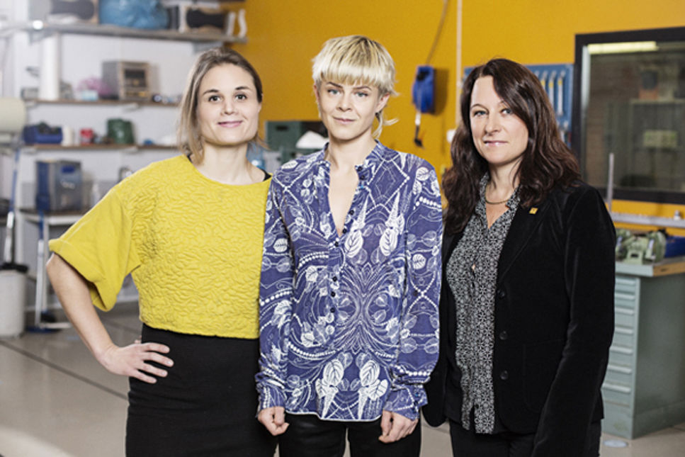 Robyn Carlsson tillsammans med Paulina Modlitba Söderlund (projektledare, Tekla), och Sophia Hober (dekanus, KTH) inför förra årets festival. 