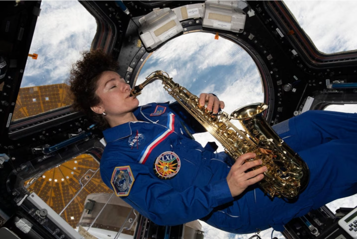 Jessica Meir spelar saxofon