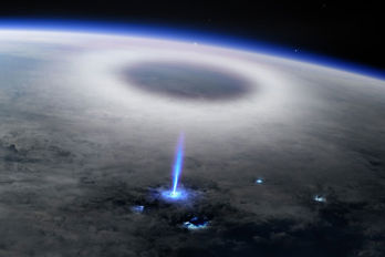 En så kallad "Blue Jet", en uppochnedvänd blixt fotad från rymden 2019 av ett instrument på den internationella rymdstationen.