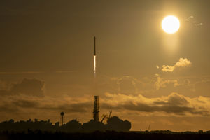 SpaceX IMAP solen.jpg En raket stiger mor rymden med solen i bakgrunden.