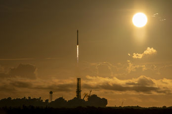 SpaceX IMAP solen.jpg En raket stiger mor rymden med solen i bakgrunden.