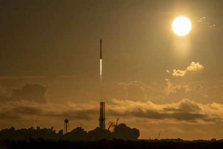 SpaceX IMAP solen.jpg En raket stiger mor rymden med solen i bakgrunden.