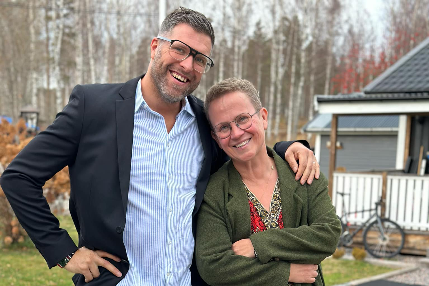 Fredric och Jenny.png En man och en kvinna som leende håller om varandra