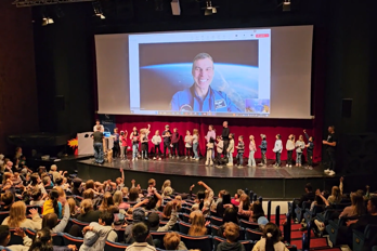 Wandt i Ludvika.png Barn på en scen framför en publik.