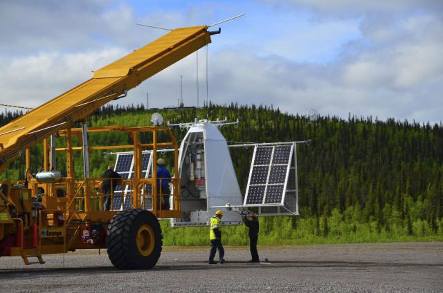 aa11d7k_0951.jpg The PoGOLite gondola hanging from the ‘Hercules’ launch vehicle.