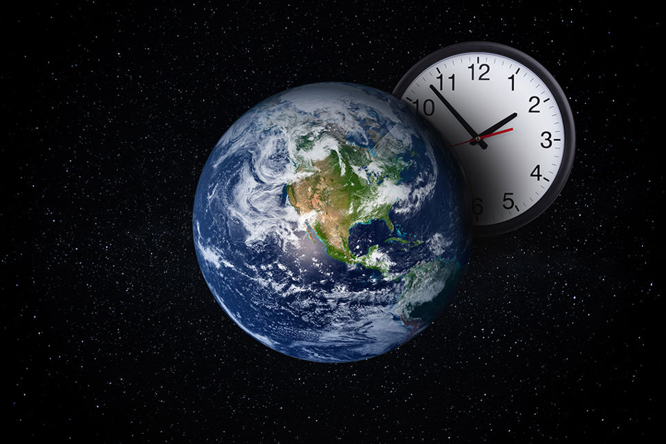 Jorden och en stor klocka