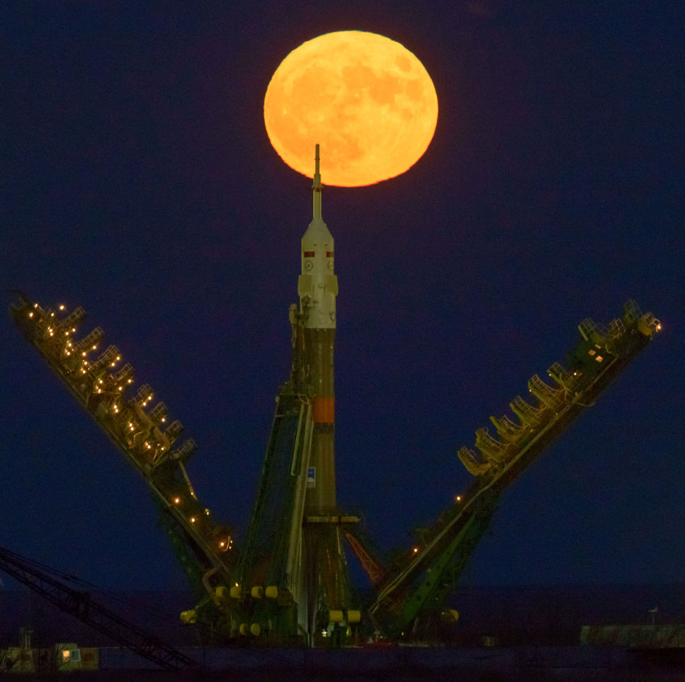 nasabill_ingalls.jpg Supermånen bakom en Soyuzraket.