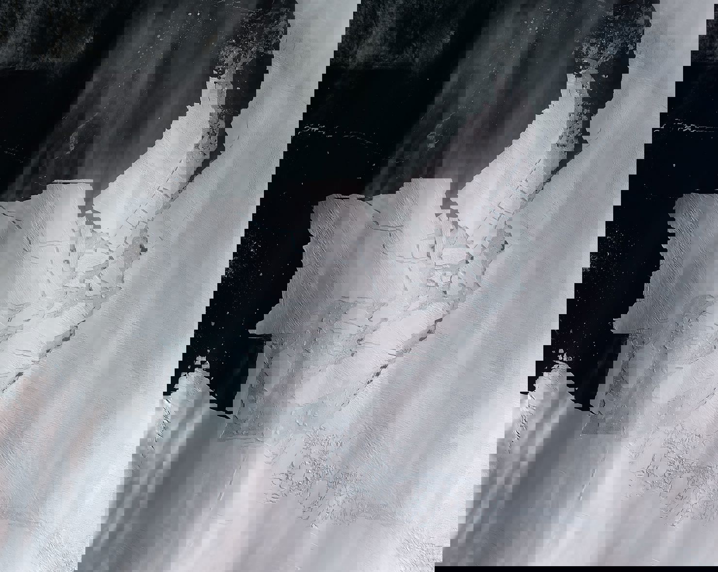 Iceberg_shattered.jpg Gigantiskt isblock lossnade - fångat på bild från rymden