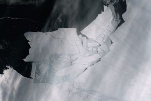 Gigantiskt isblock lossnade - fångat på bild från rymden