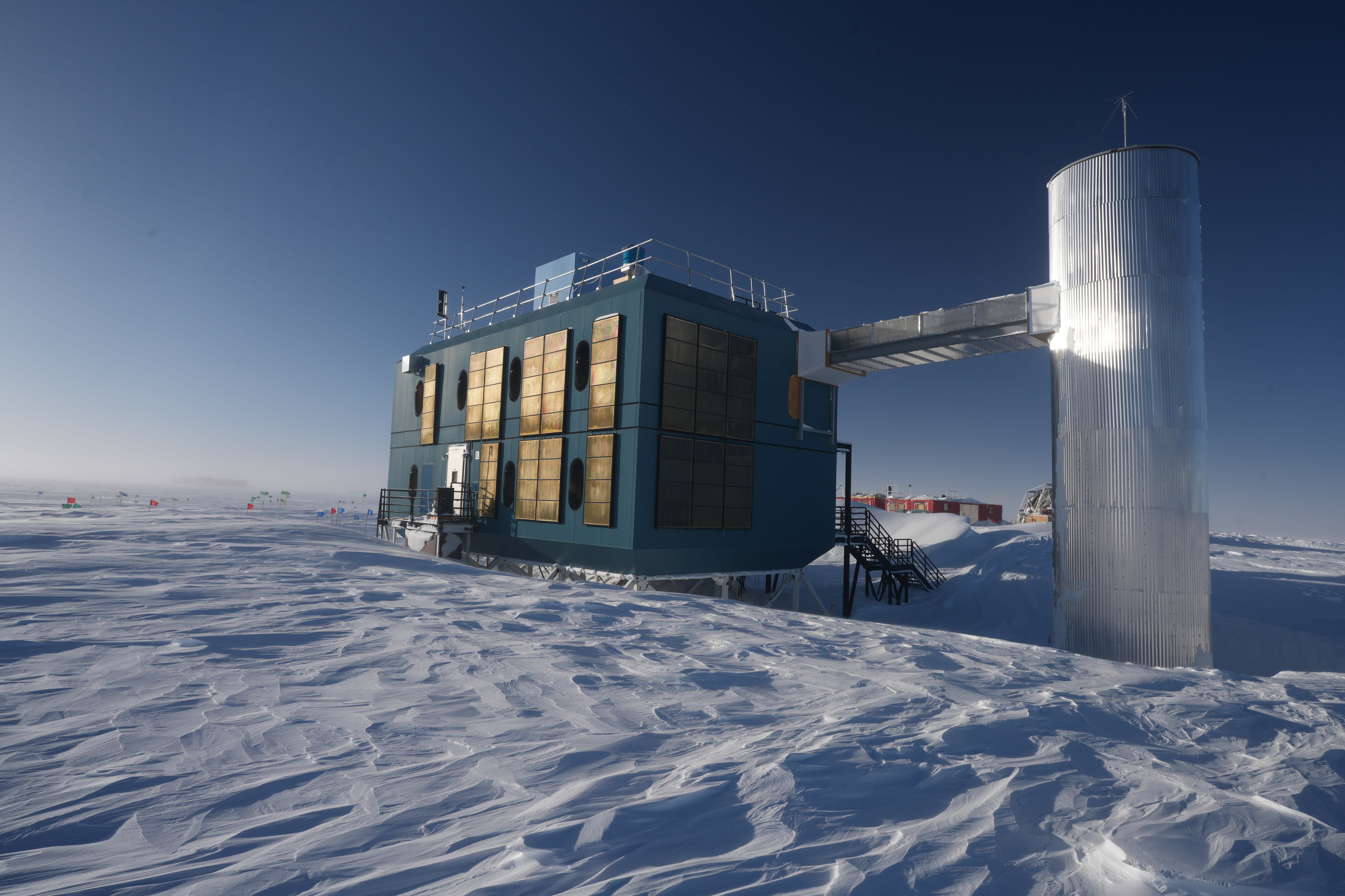 IceCube-laboratoriet vid Amundsen–Scott-stationen på Sydpolen i Antarktis.