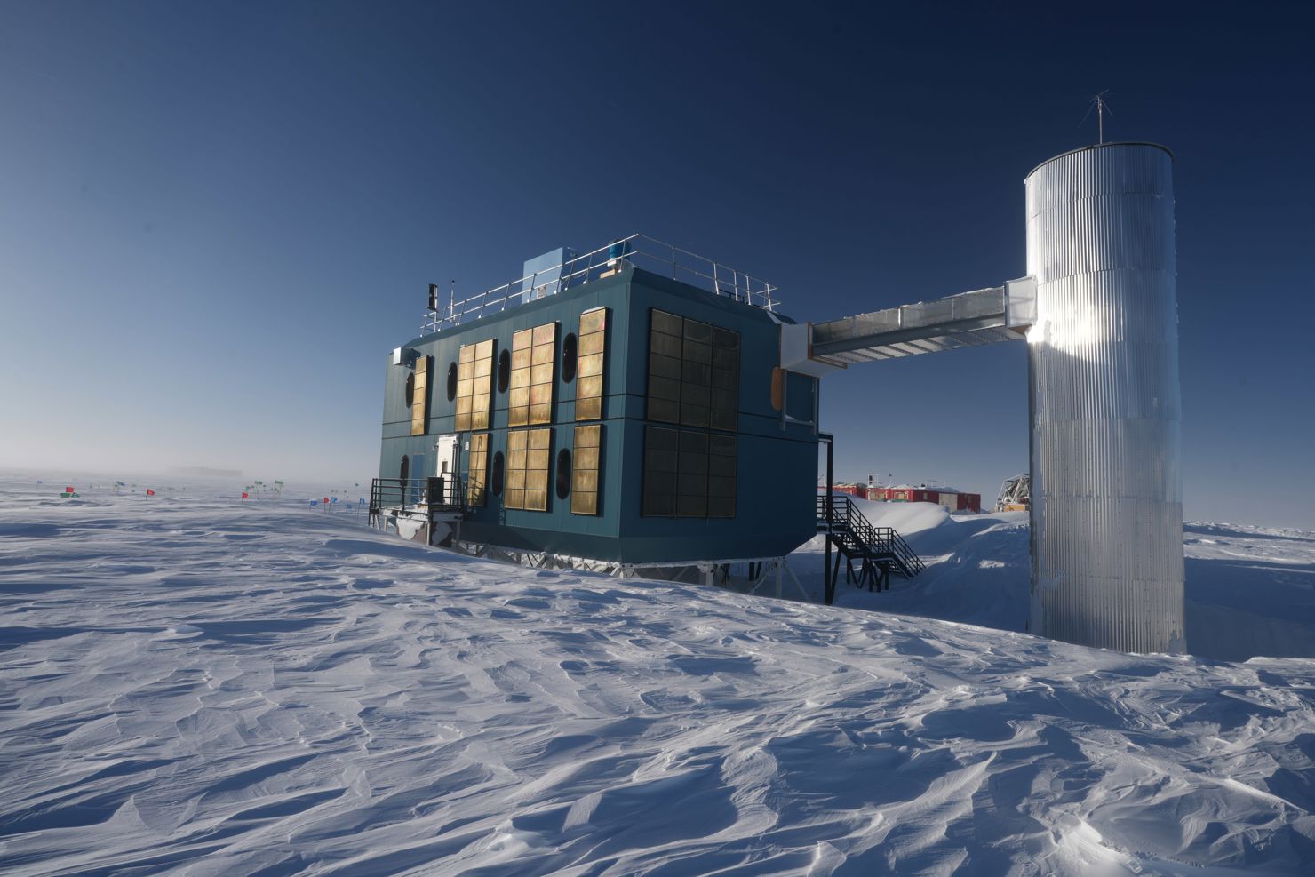 icl-1-1.jpg IceCube-laboratoriet vid Amundsen–Scott-stationen på Sydpolen i Antarktis.