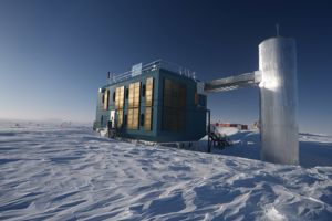 icl-1-1.jpg IceCube-laboratoriet vid Amundsen–Scott-stationen på Sydpolen i Antarktis.