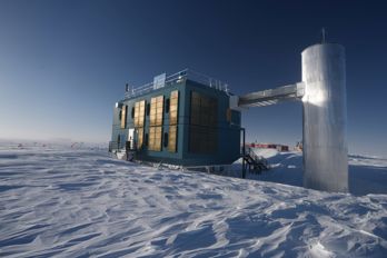 icl-1-1.jpg IceCube-laboratoriet vid Amundsen–Scott-stationen på Sydpolen i Antarktis.