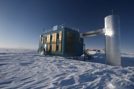 icl-1-1.jpg IceCube-laboratoriet vid Amundsen–Scott-stationen på Sydpolen i Antarktis.