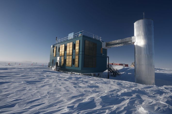 icl-1-1.jpg IceCube-laboratoriet vid Amundsen–Scott-stationen på Sydpolen i Antarktis.