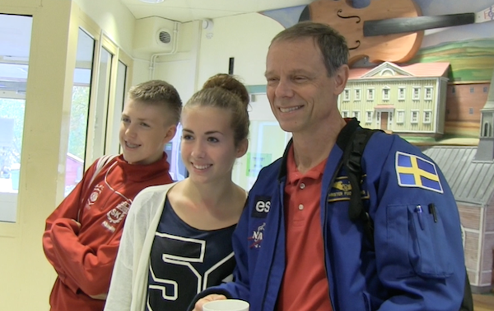 Christer Fuglesang träffar elever på skolturné, här på Kilafors skola