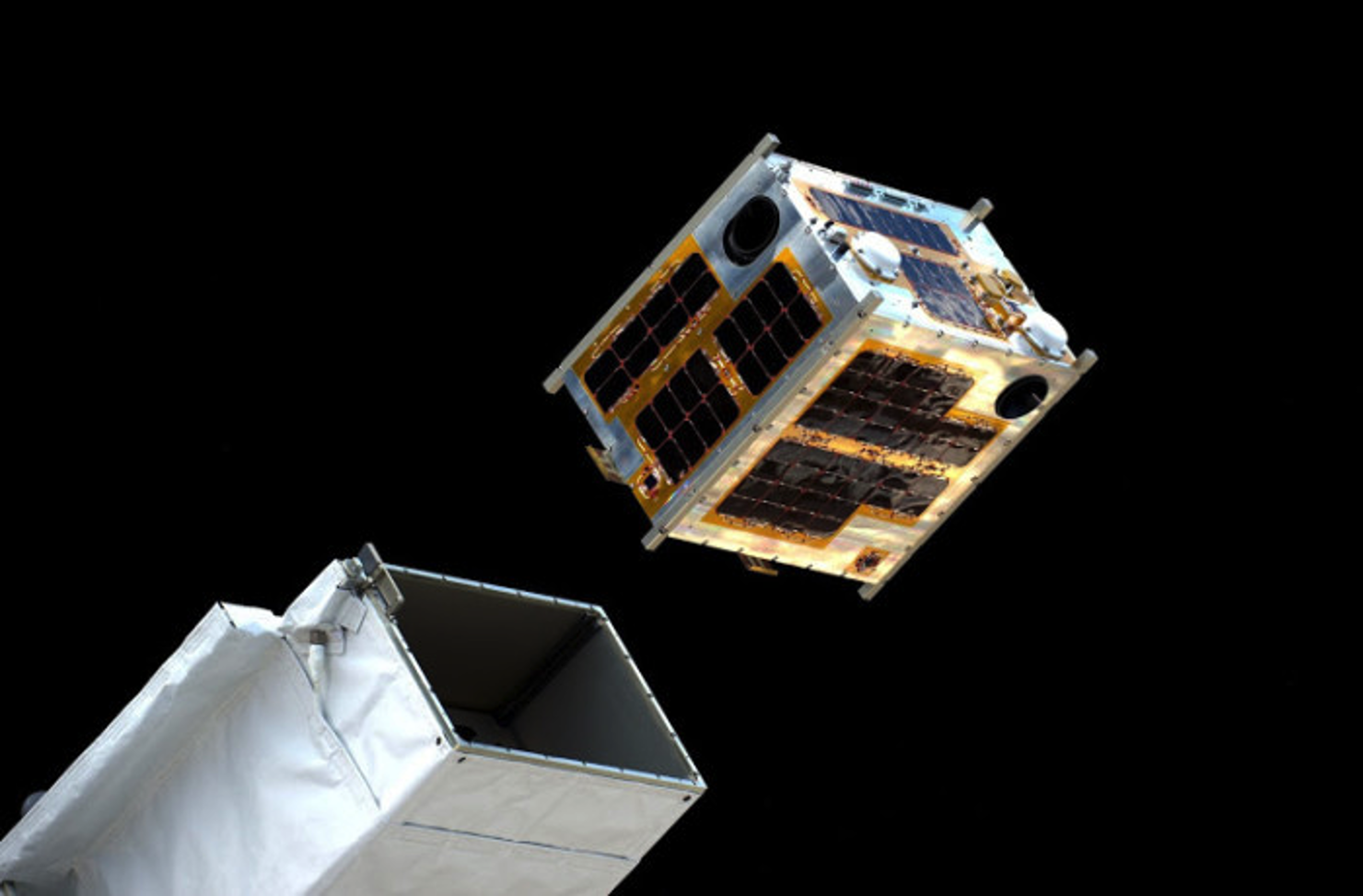 Mikrosatelliten Diwata-1 har ett svenskt minne ombord.