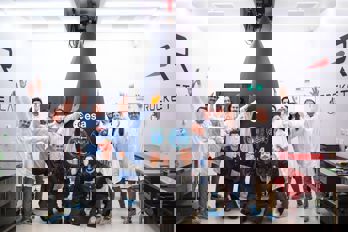 Celeste_satellites_encapsulated_for_launch.jpg Människor som står och ser glada ut framför en raket