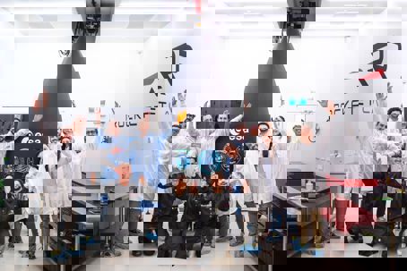 Celeste_satellites_encapsulated_for_launch.jpg Människor som står och ser glada ut framför en raket