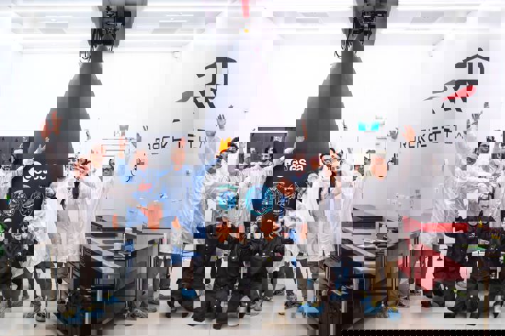 Celeste_satellites_encapsulated_for_launch.jpg Människor som står och ser glada ut framför en raket