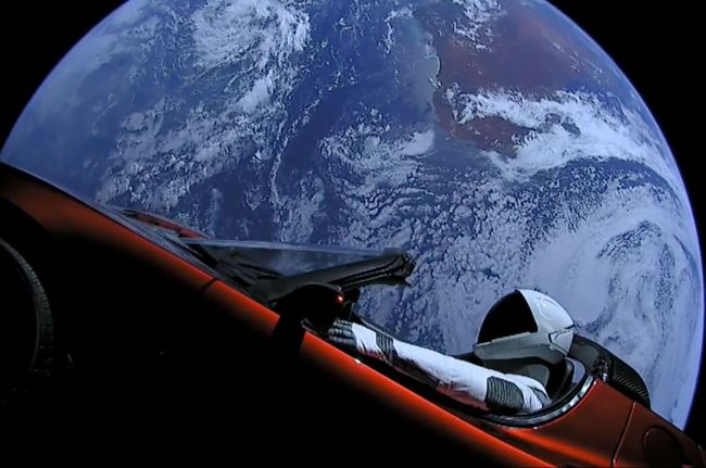 SpaceTesla.jpg Nördig rymdunderhållning på säkert avstånd