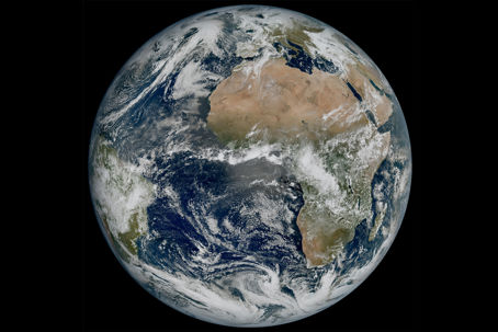 full_disk_FCI_true_color_202303181150-MTG-i1.jpg Hela jorden som MTG-i1 satelliten ser den, 36 000 kilometer ovanför ekvatorn.
