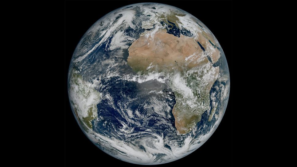 Hela jorden som MTG-i1 satelliten ser den, 36 000 kilometer ovanför ekvatorn.