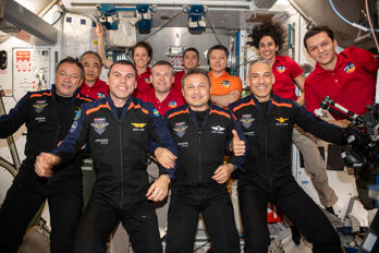 Besättningen på rymdstationen januari 2024.
