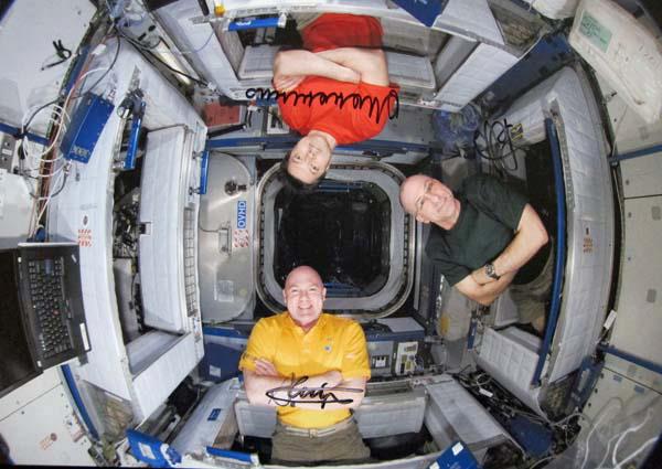 Signerad bild av besättningen på ISS