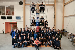 SubOrbital_Express-4_team_next_to_sounding_rocket_pillars.jpg En grupp människor med raketen i hangaren