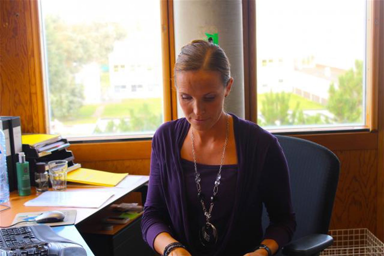 Sara i full fart på jobbet på ESA