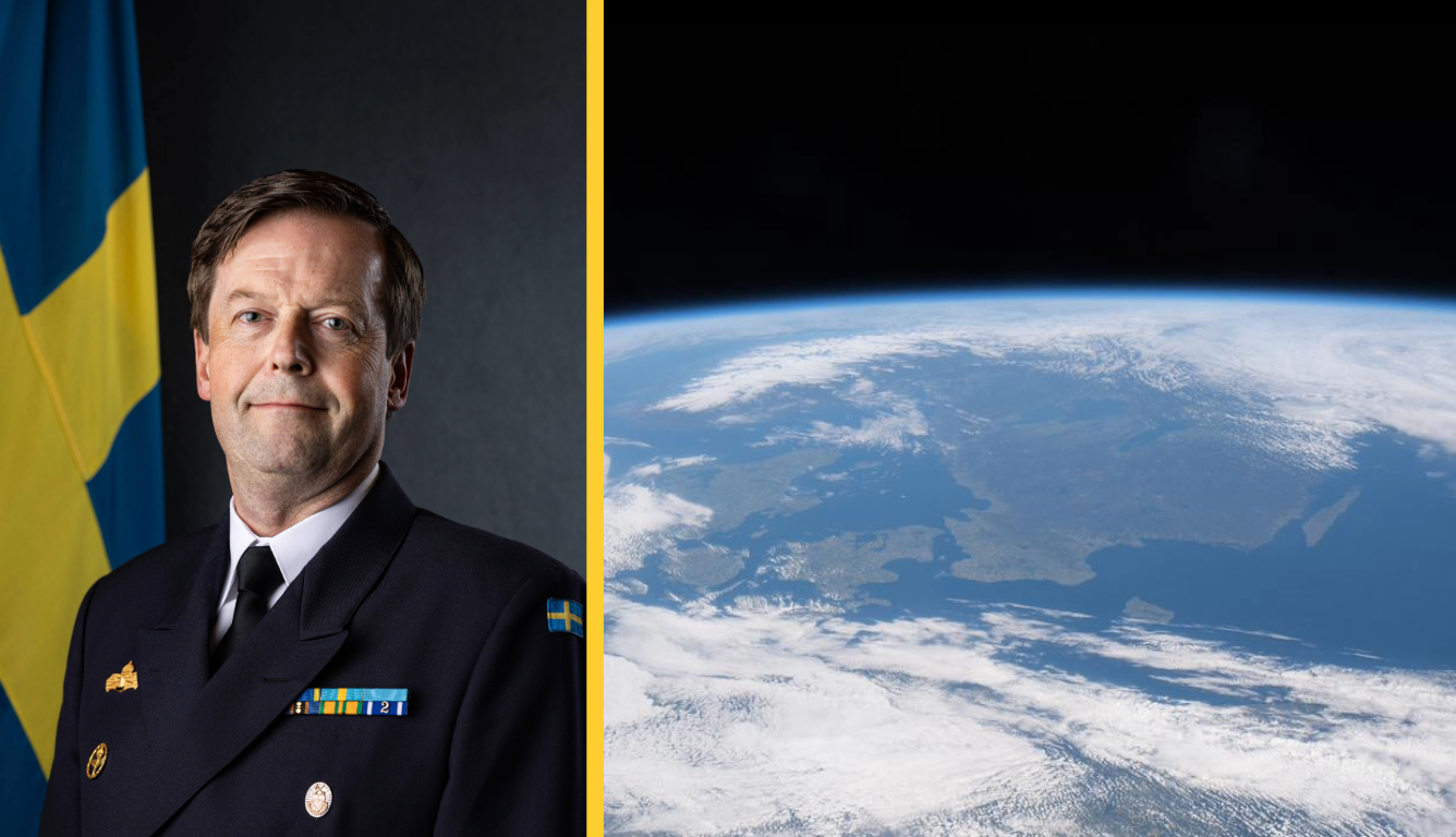 Försvarsmaktens rymdchef, flottiljamiral Anders Sundeman i porträtt med en bild på jorden bredvid.
