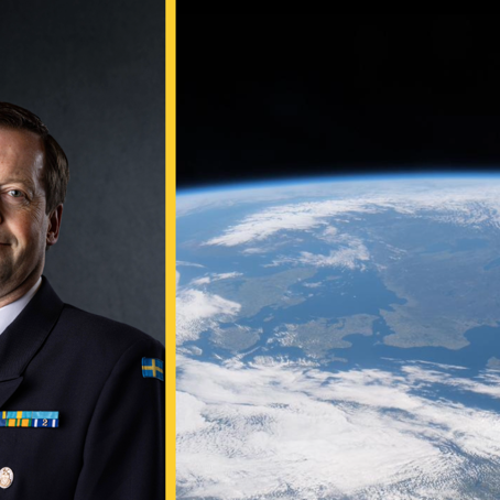 Webb FMV-1.png Försvarsmaktens rymdchef, flottiljamiral Anders Sundeman i porträtt med en bild på jorden bredvid.