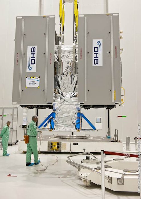Den femte och sjätte Galileo-satelliten monterade på dispensern inne i servicehallen i Kourou den 11 augusti 2014.