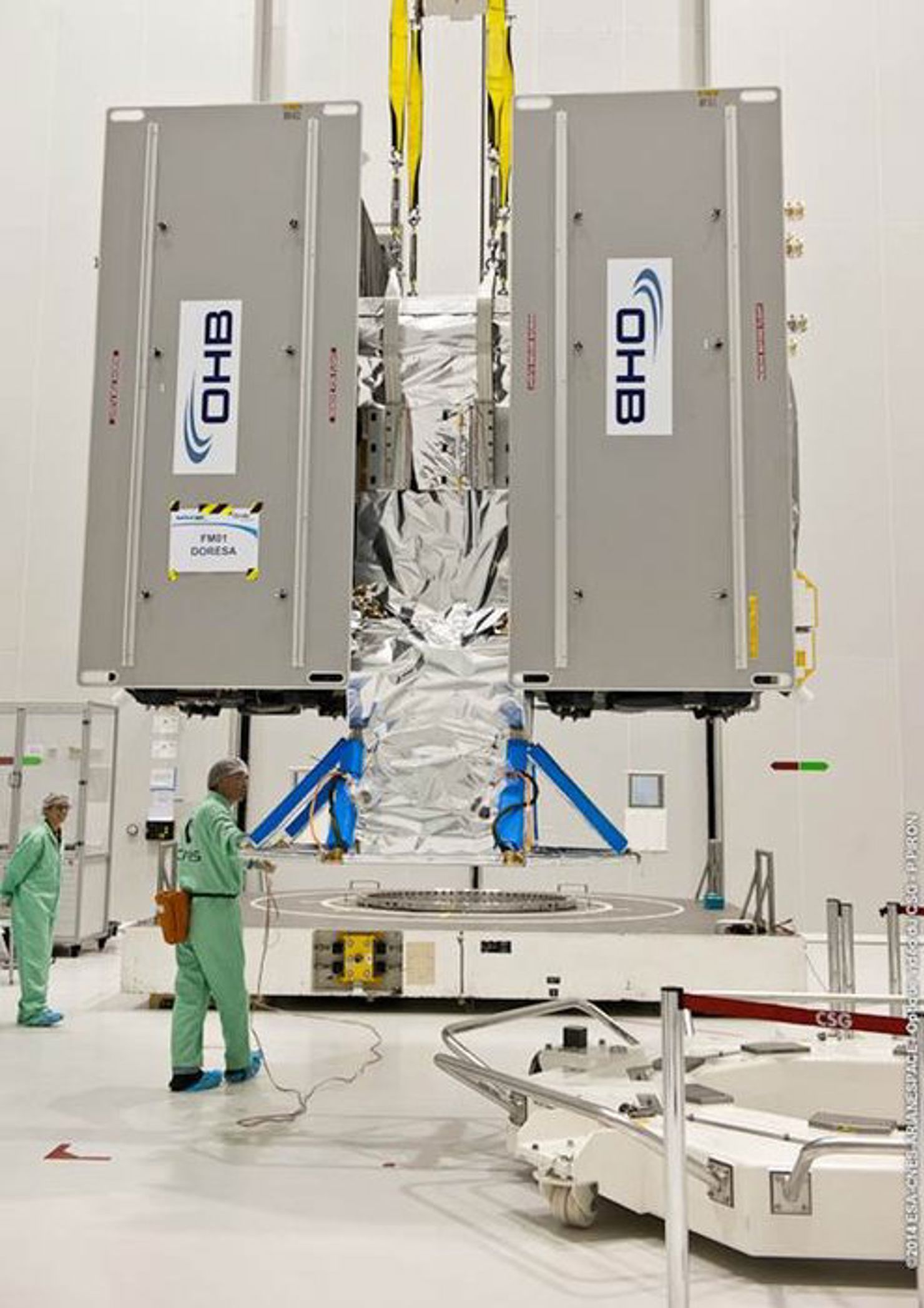 Den femte och sjätte Galileo-satelliten monterade på dispensern inne i servicehallen i Kourou den 11 augusti 2014. Den femte och sjätte Galileo-satelliten monterade på dispensern inne i servicehallen i Kourou den 11 augusti 2014.