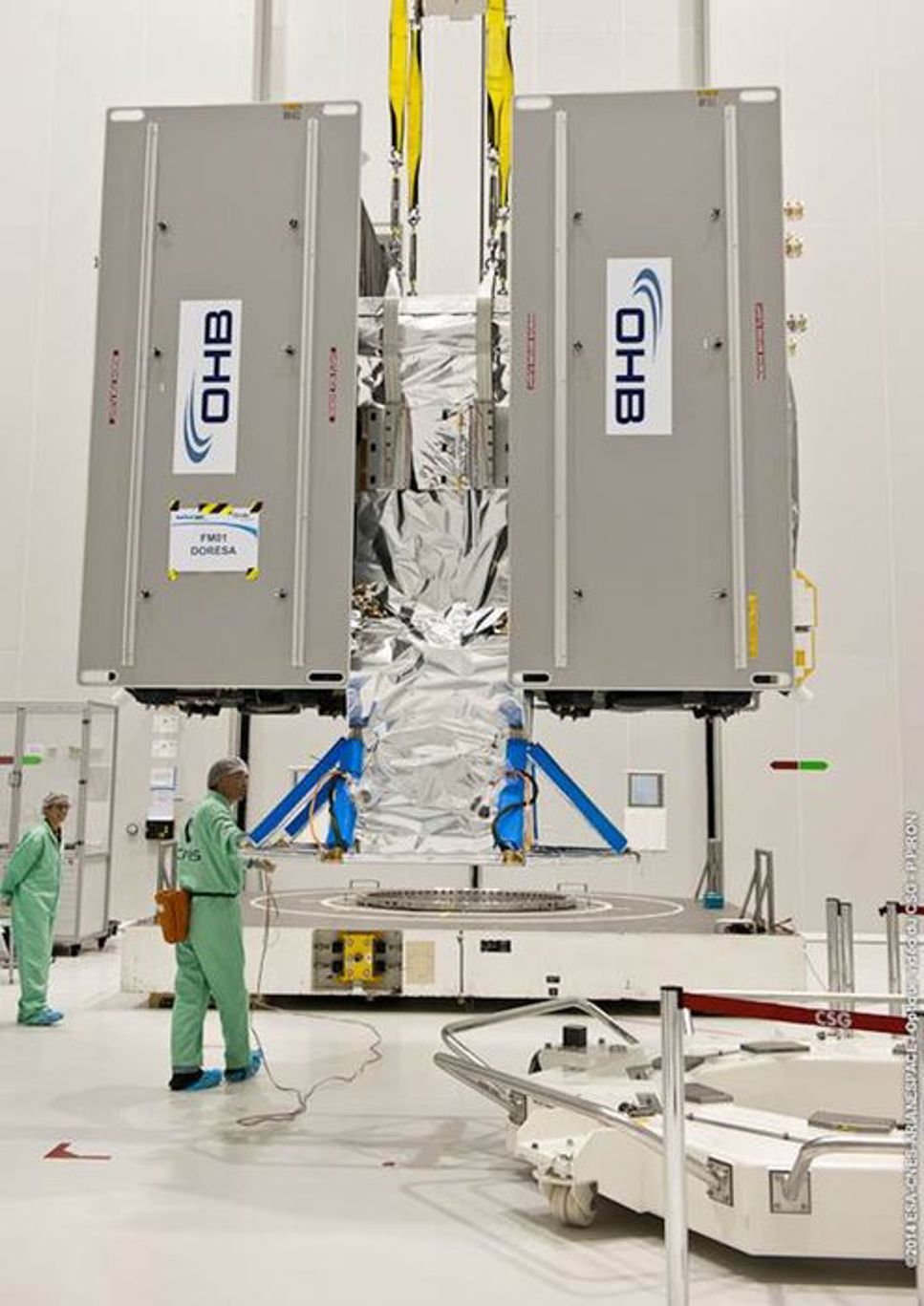 Den femte och sjätte Galileo-satelliten monterade på dispensern inne i servicehallen i Kourou den 11 augusti 2014.