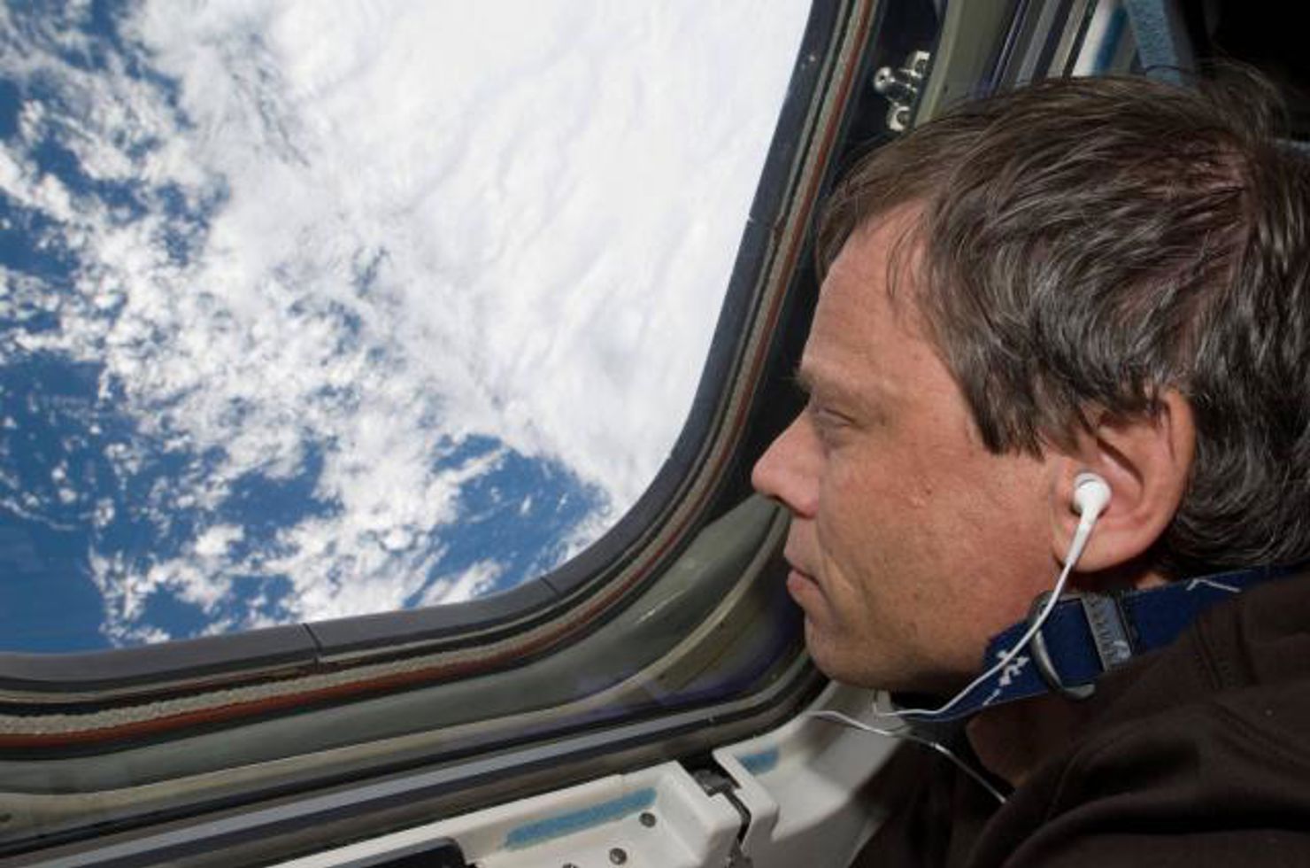 Christer tittar ner på jorden från rymdstationen.