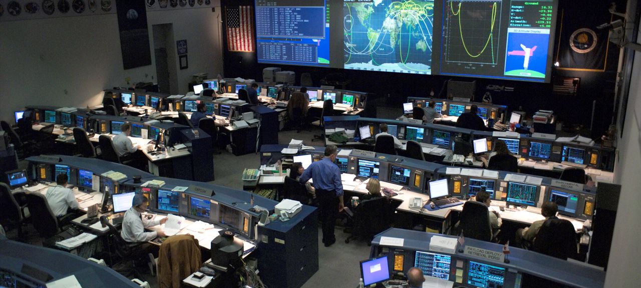 Mission_control_center.jpg Människor i kontrollrummet på NASA