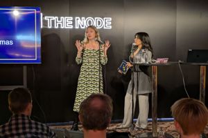 PXL_20251209_162039445.MP.jpg Två kvinnor står på en scen.