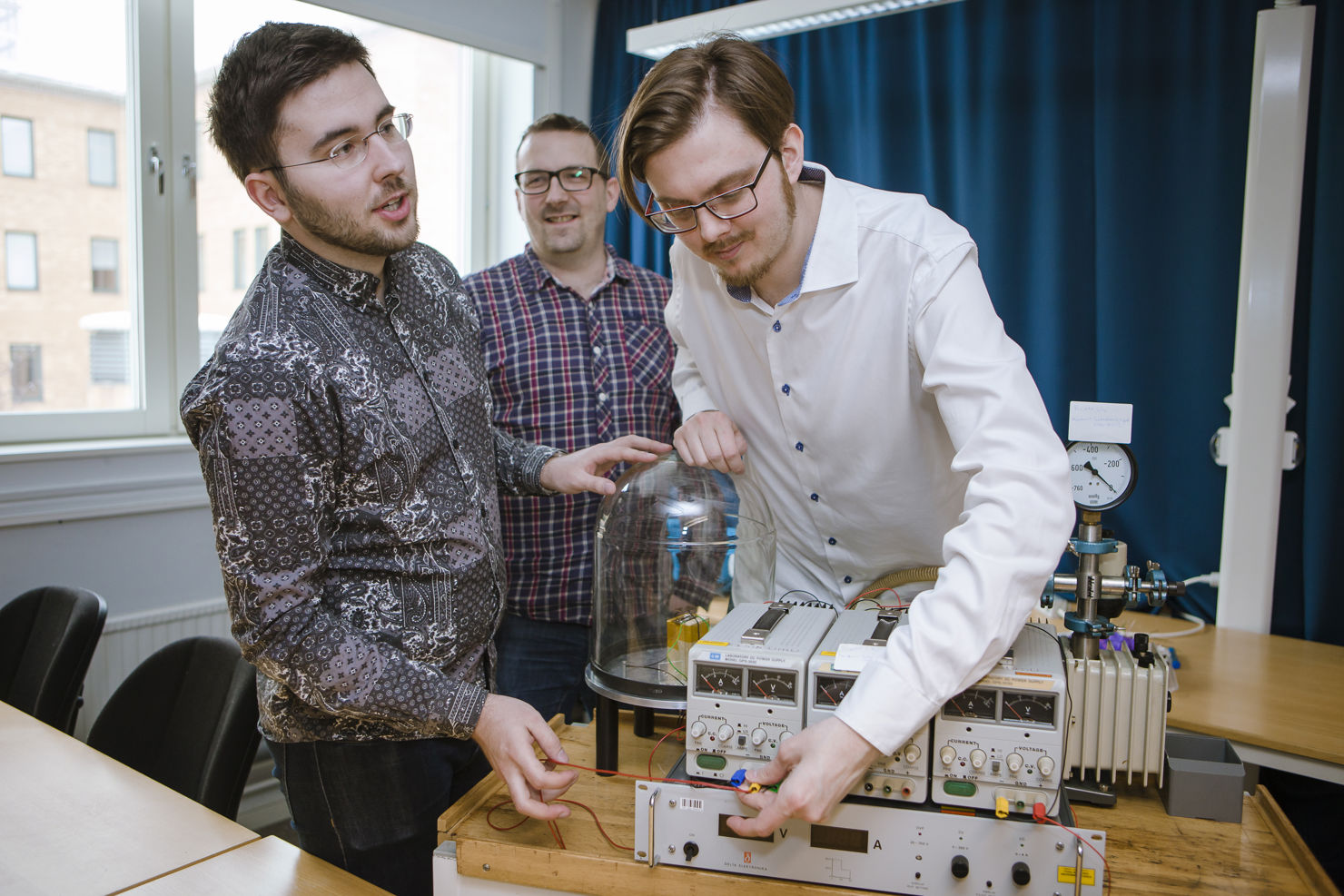 11moon_project_4744_160301_mpn_original.jpg Sebastian Sjöquist, Isak Silander, Tomas Härdin från Umeå universitet arbetar med ett instrument som ska skickas till månen.