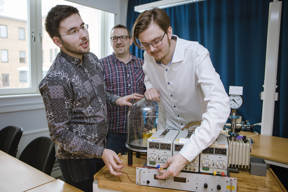 Sebastian Sjöquist, Isak Silander, Tomas Härdin från Umeå universitet arbetar med ett instrument som ska skickas till månen.